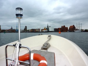 Bootsfahrschule-Likedeeler-Stralsund-Sportbootführerschein-Ausbildung-Praxis-Fahren lernen im Hafen von Stralsund